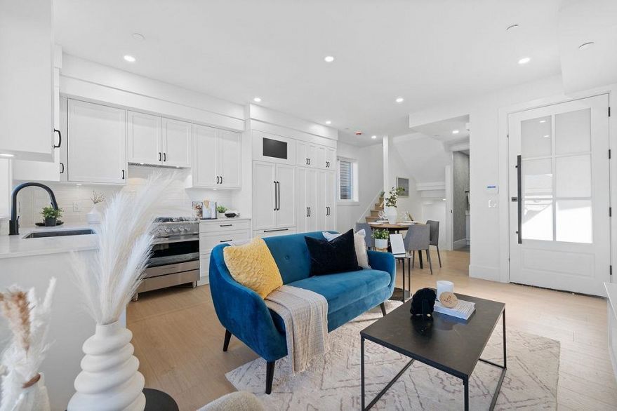 2 2447 E 41st Avenue