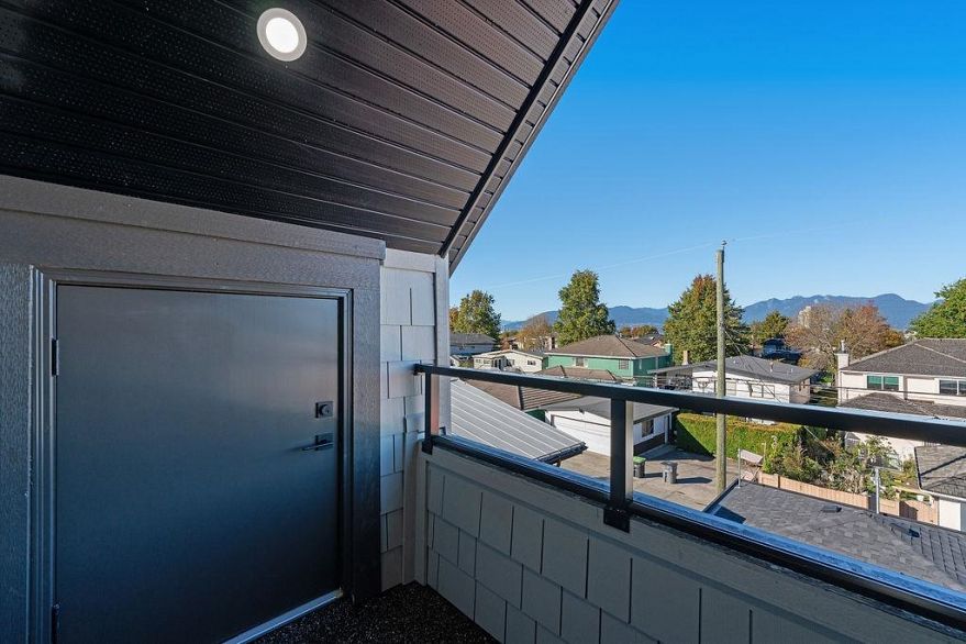 2 2447 E 41st Avenue