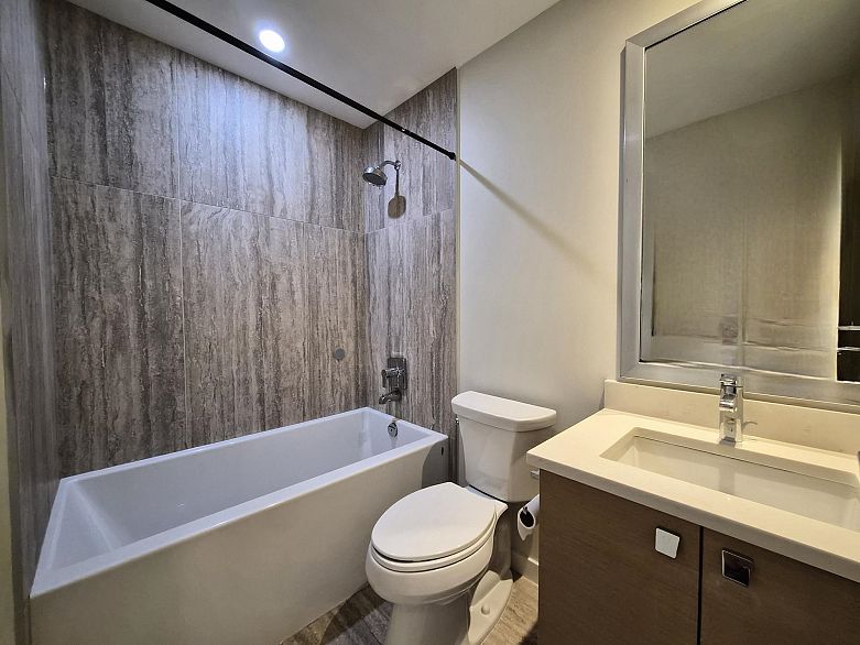 317 2033 W 10th Avenue