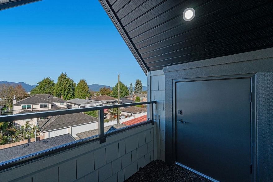 2 2447 E 41st Avenue