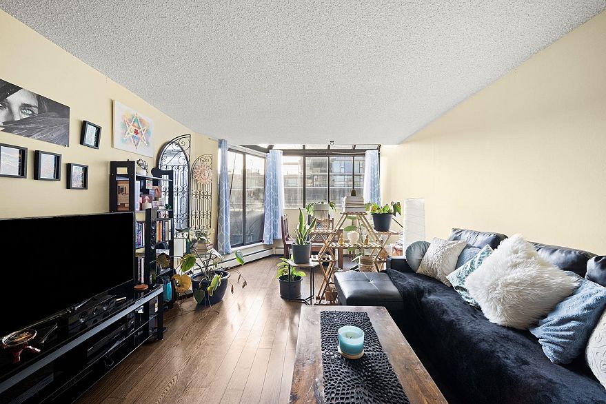 400 1455 Robson Street