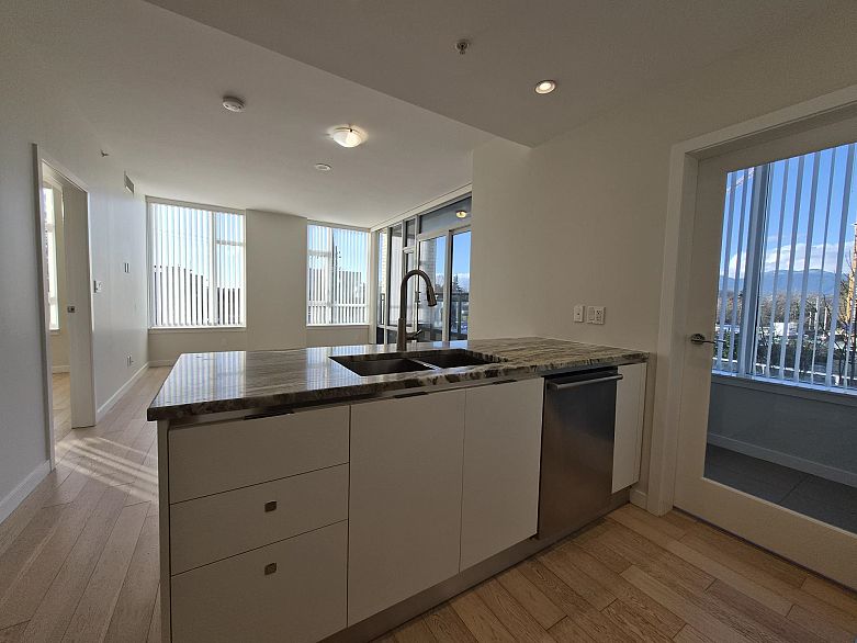 317 2033 W 10th Avenue