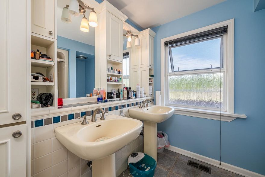 4389 Locarno Crescent