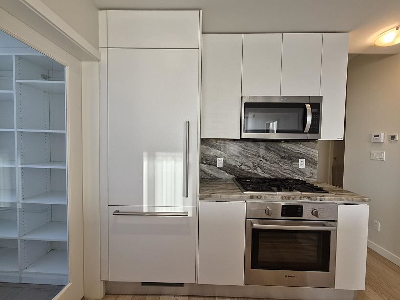 317 2033 W 10th Avenue