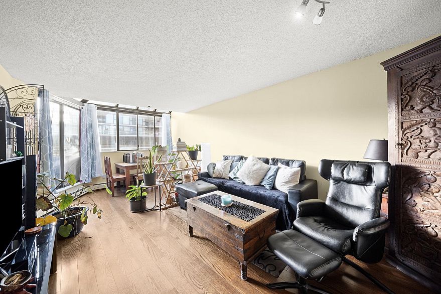 400 1455 Robson Street