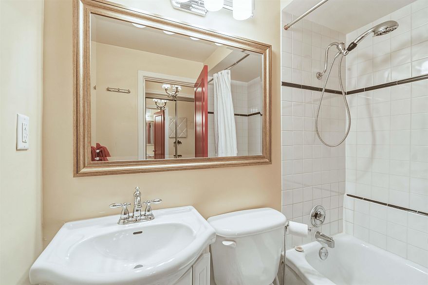 107 1879 Barclay Street