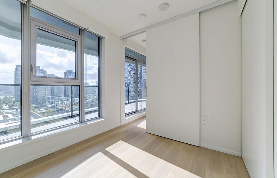 1202 889 Pacific Street