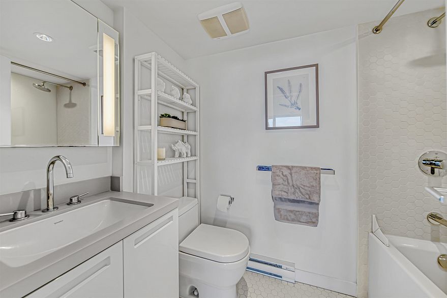 PH7 188 Keefer Street