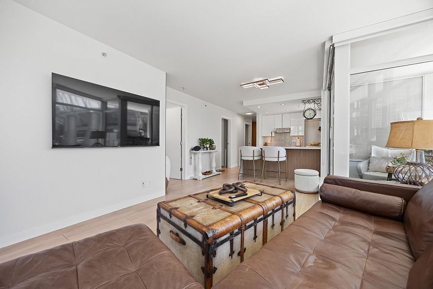 607 161 W Georgia Street