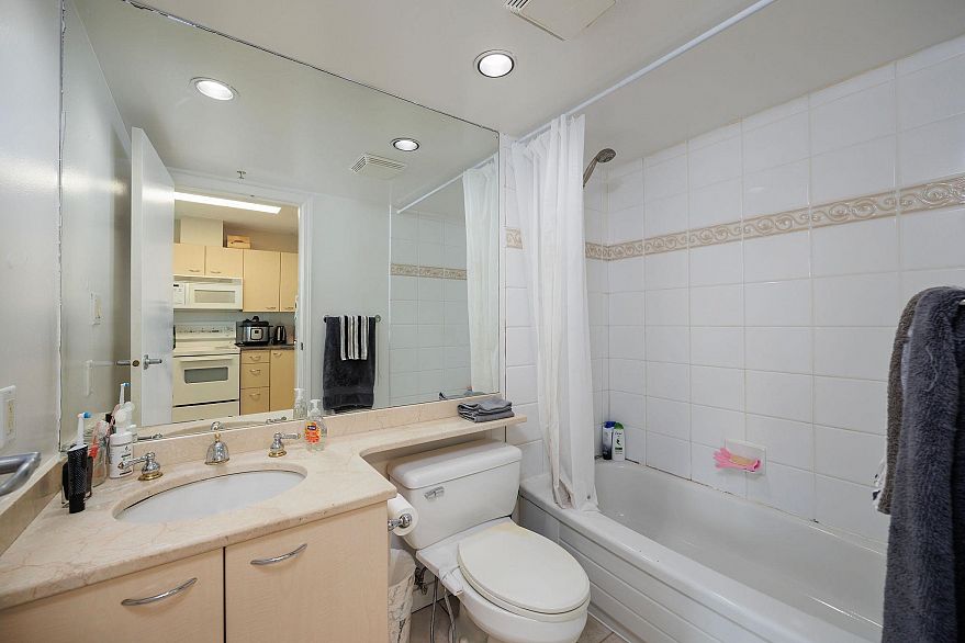 809 1331 Alberni Street