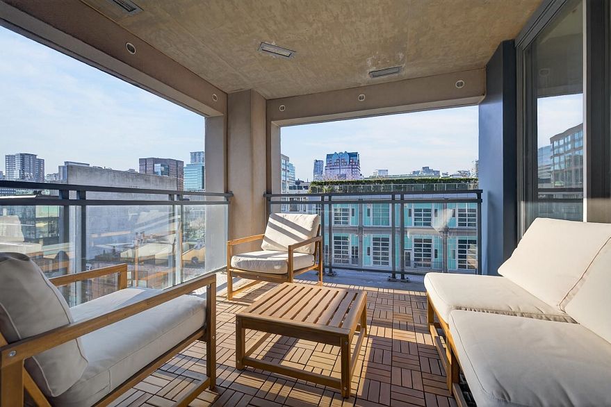 1201 183 Keefer Place