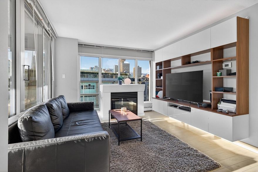 1201 183 Keefer Place