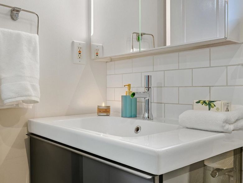 305 1915 E Georgia Street