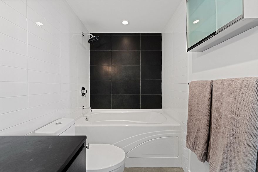 403 988 Richards Street