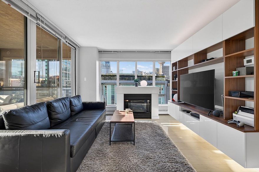 1201 183 Keefer Place