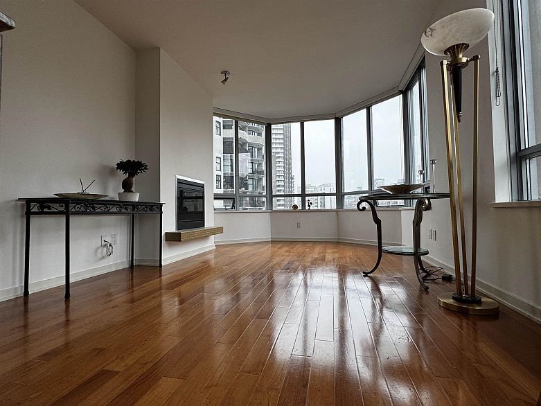 806 1005 Beach Avenue