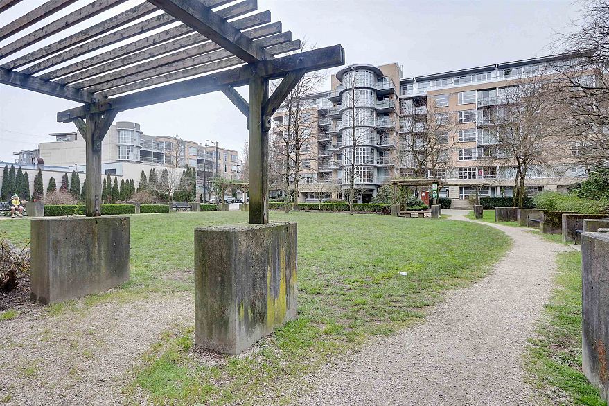 206 2137 W 10th Avenue