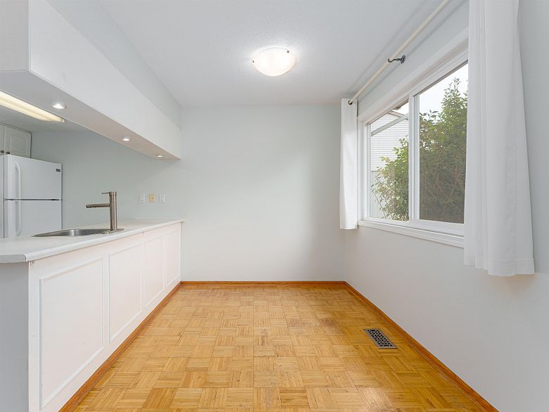 5 3554 E 49th Avenue