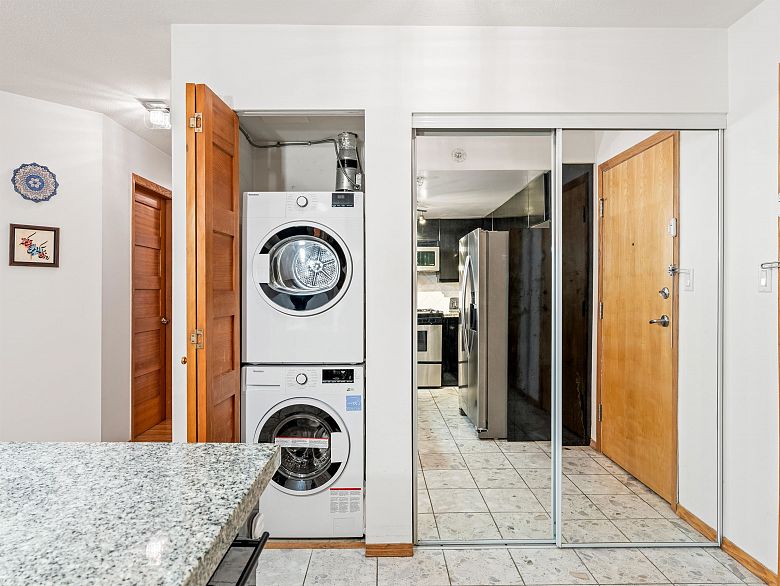 306 1328 W Pender Street