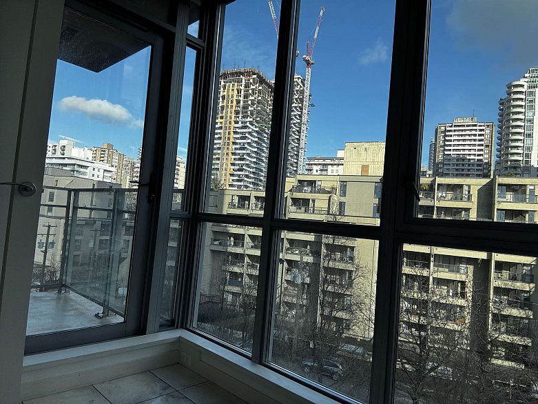 806 1005 Beach Avenue