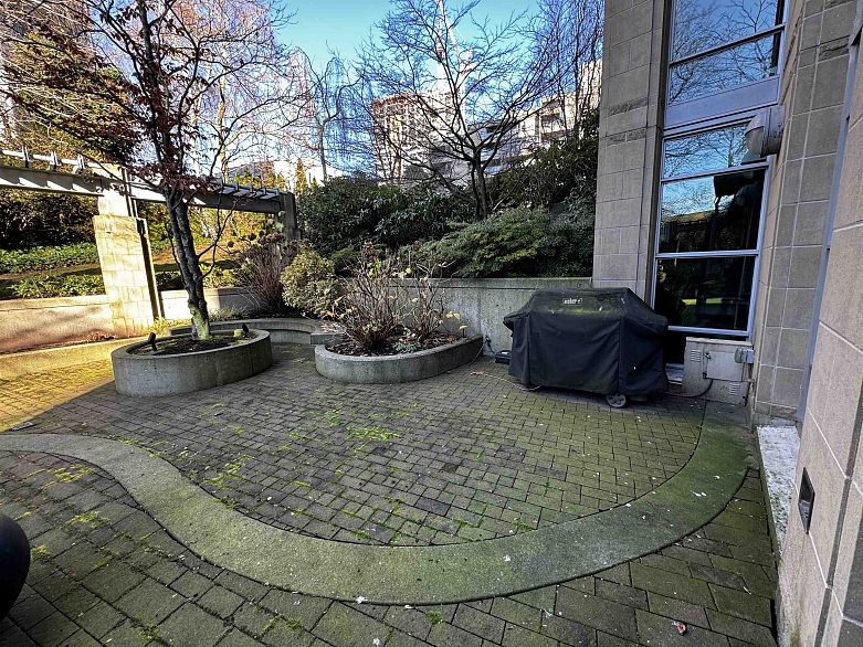 806 1005 Beach Avenue