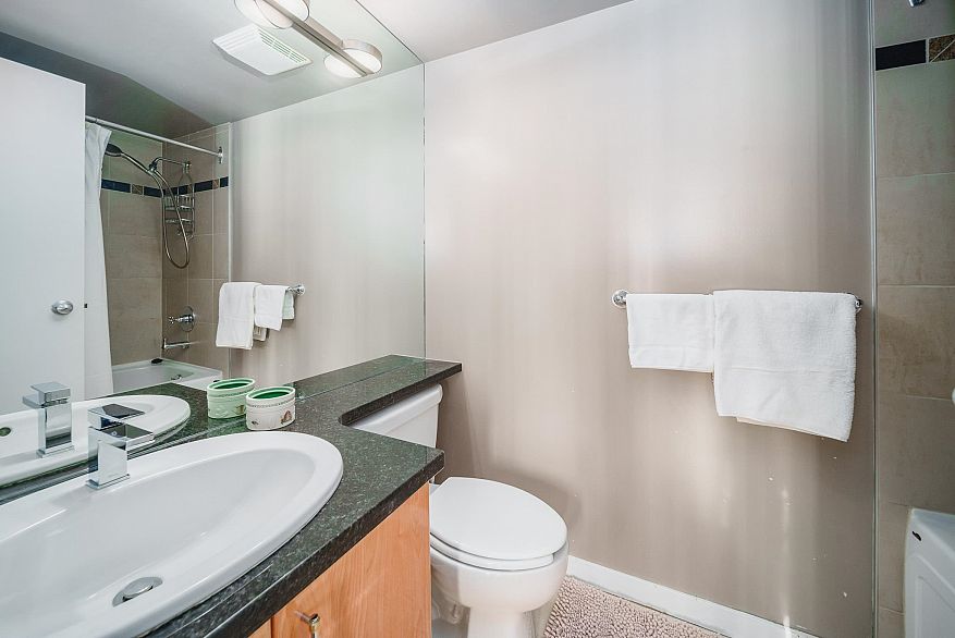 1906 1077 Marinaside Crescent