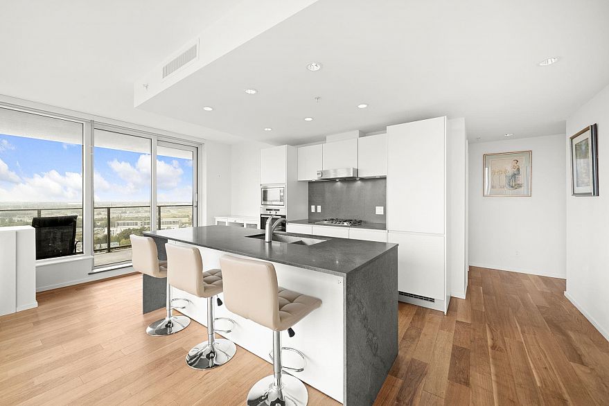 1808 8555 Granville Street