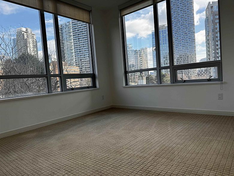 806 1005 Beach Avenue