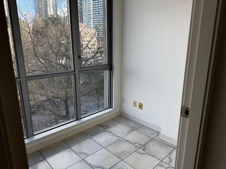 806 1005 Beach Avenue