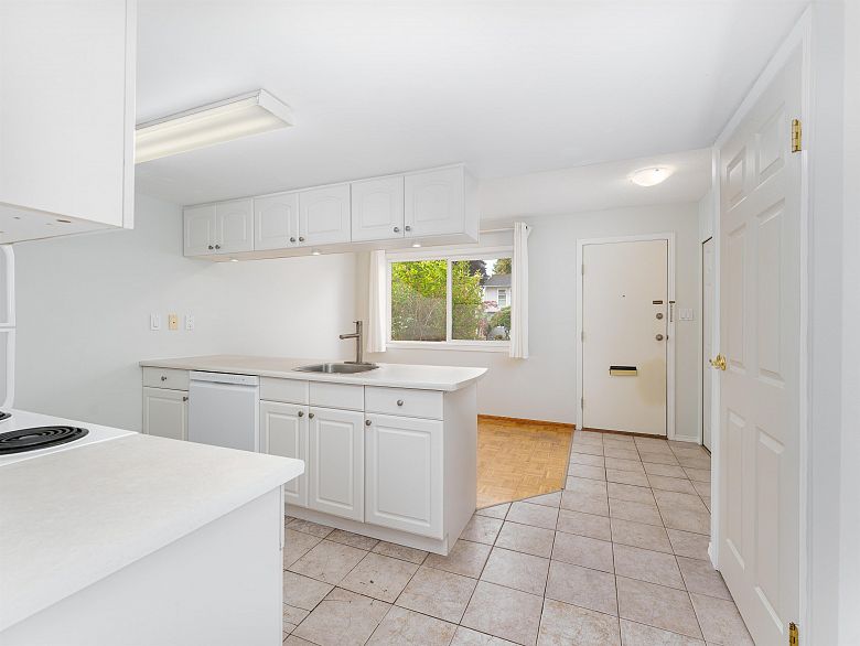 5 3554 E 49th Avenue