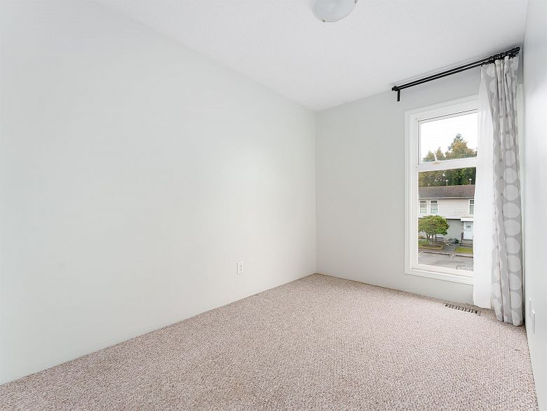 5 3554 E 49th Avenue