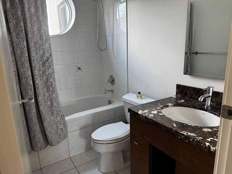 806 1005 Beach Avenue