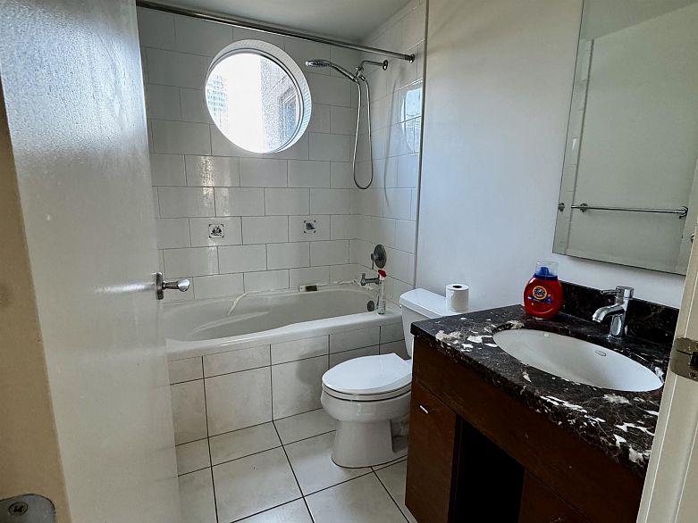 806 1005 Beach Avenue