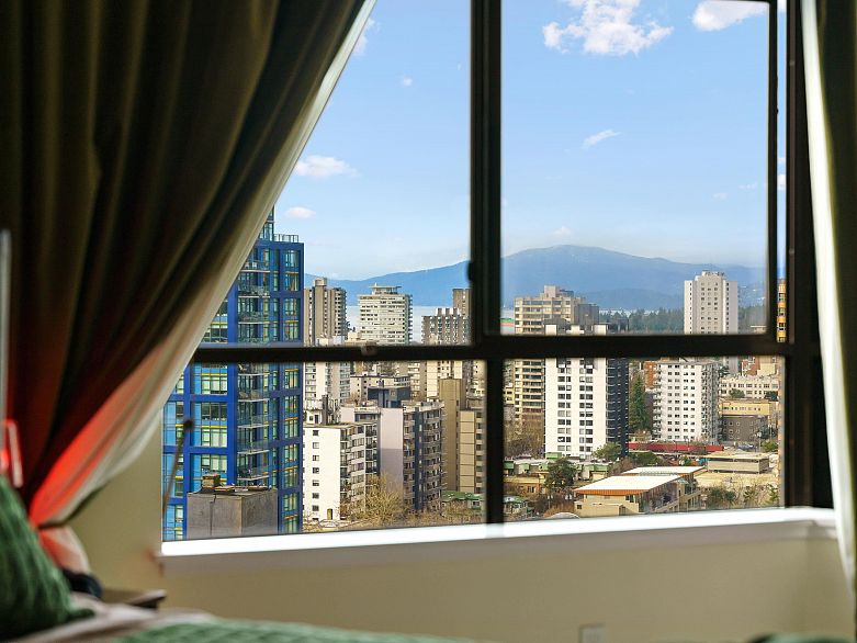 1601 738 Broughton Street