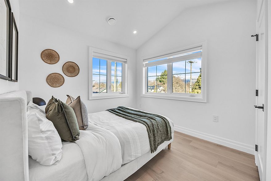 3526 E Lakewood Street