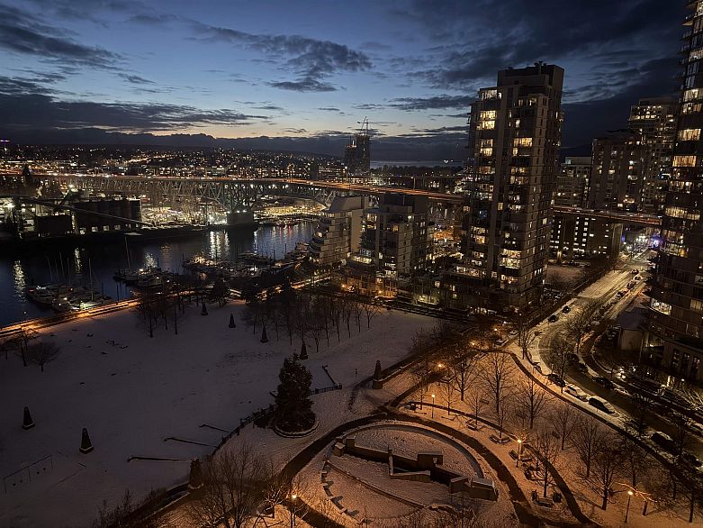 2105 455 Beach Crescent