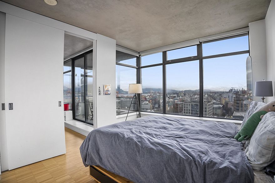 1401 108 W Cordova Street