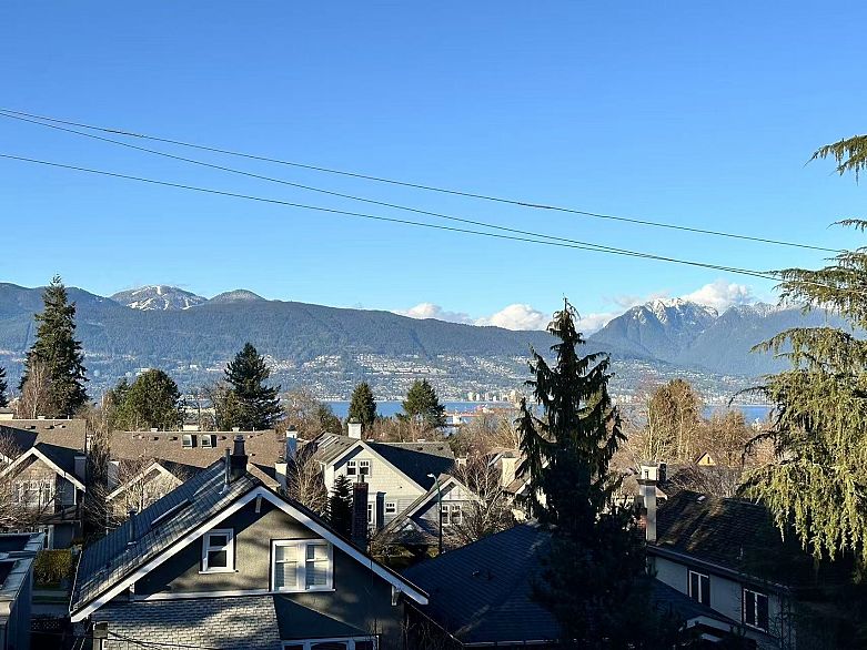 305 4463 W 10th Avenue