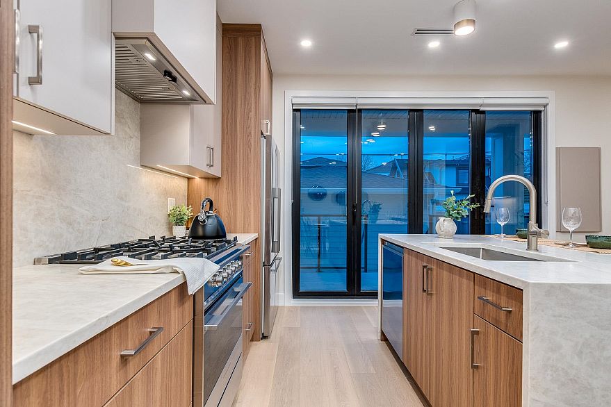 1 2945 E 44th Avenue