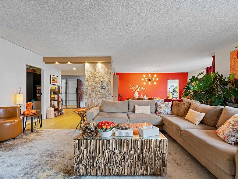 1601 738 Broughton Street