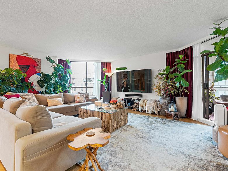 1601 738 Broughton Street