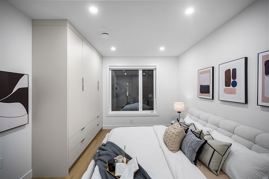 2 3623 Triumph Street