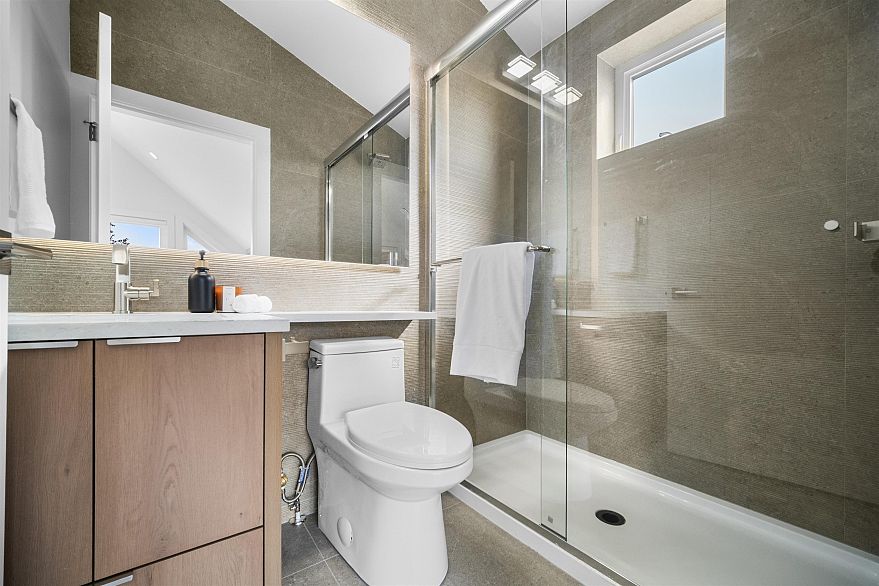 1 3563 E 25th Avenue