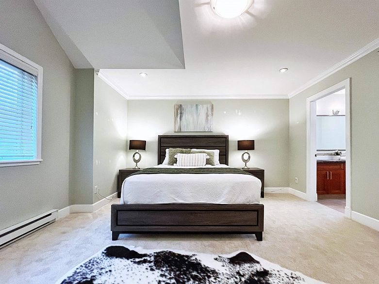 3 1135 Barclay Street