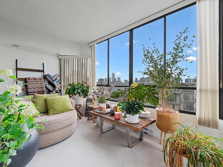 1601 738 Broughton Street