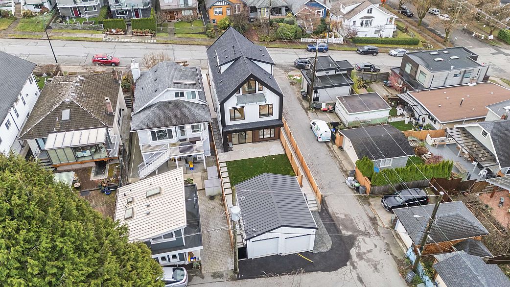 2 3623 Triumph Street