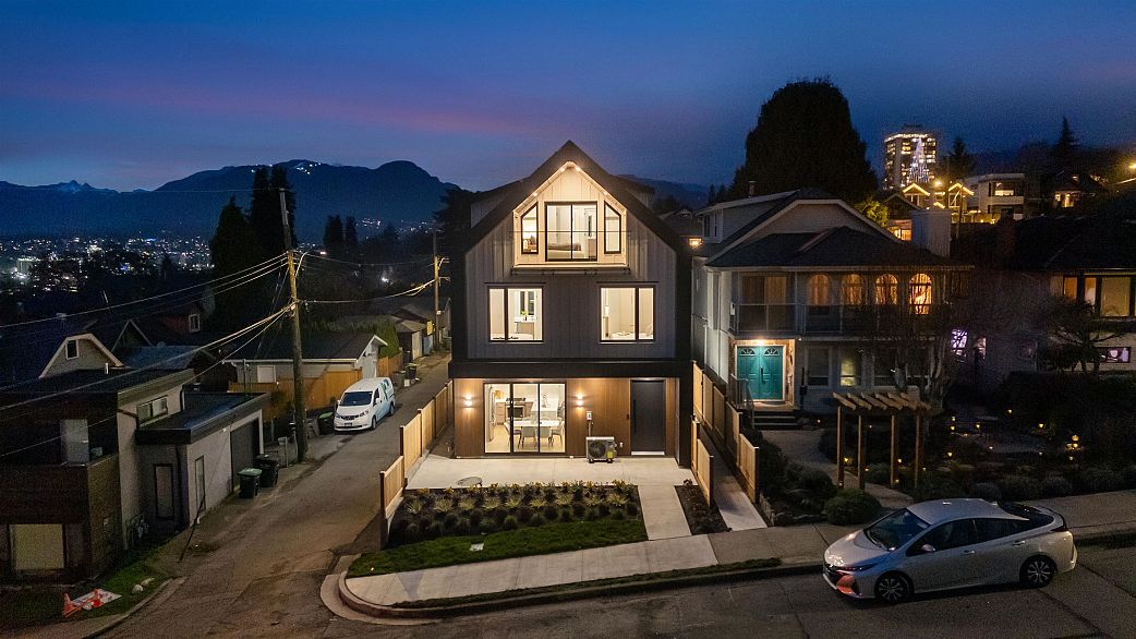 1 3623 Triumph Street