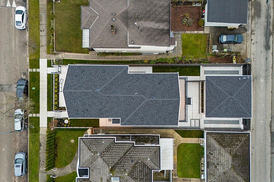 1 2943 E 44th Avenue