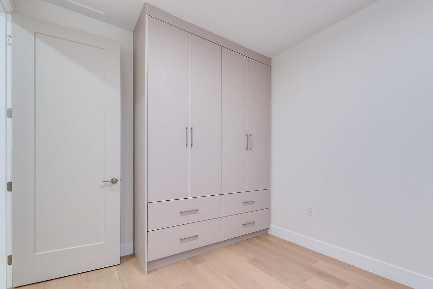 1 2945 E 44th Avenue