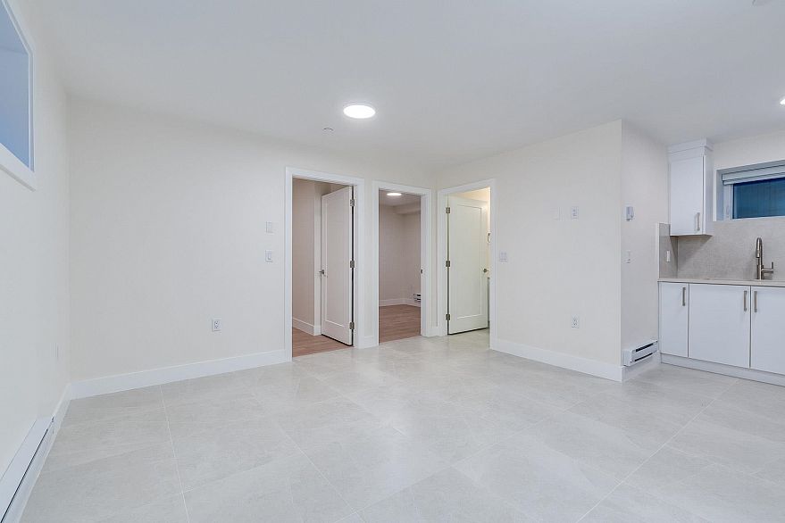 1 2945 E 44th Avenue